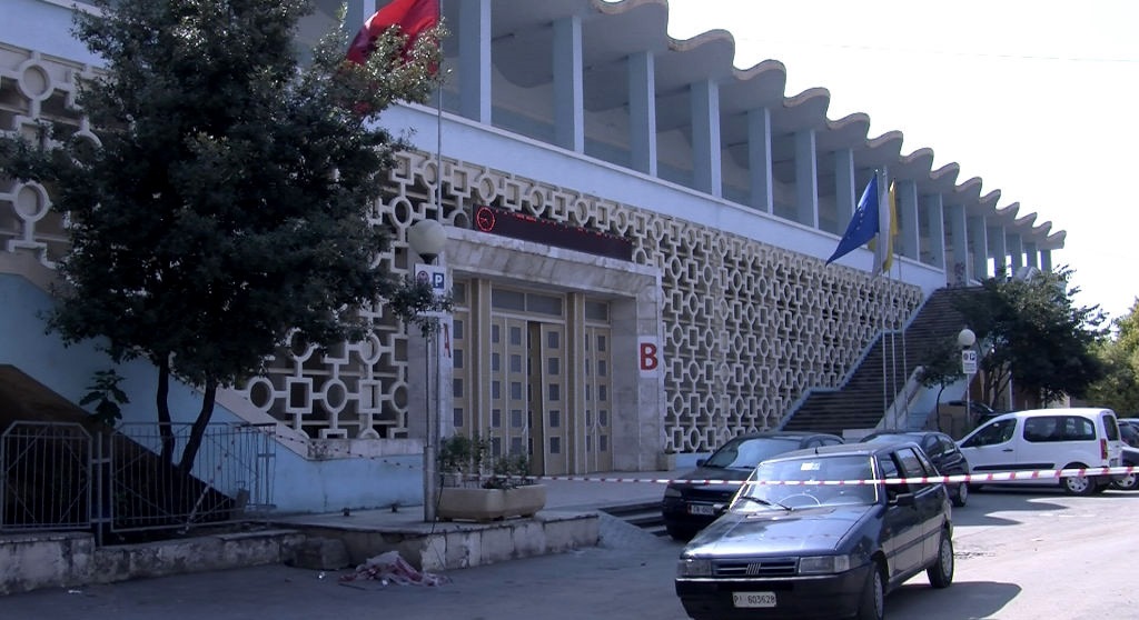 Tranformimi i Pallatit te Sportit dhe stadiumit Selman Stermasi, Bashkia hap garen